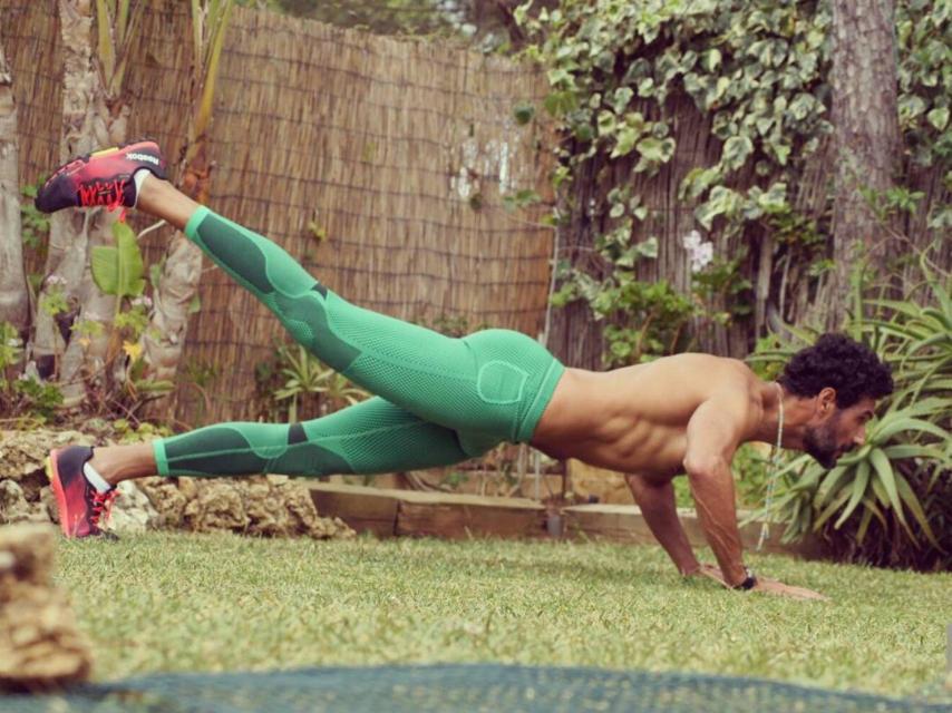 El torero haciendo deporte en su jardín