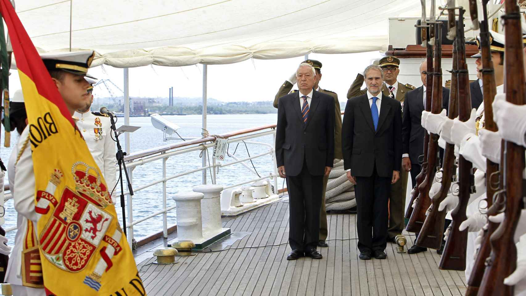 Margallo, en el buque Juan Sebastián Elcano atracado en La Habana.