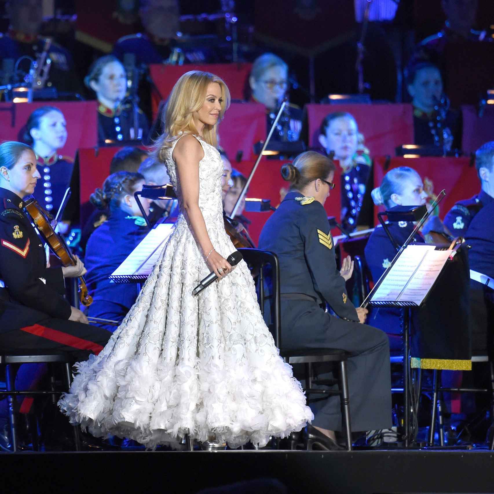 La cantante Kylie Minogue sobre el escenario