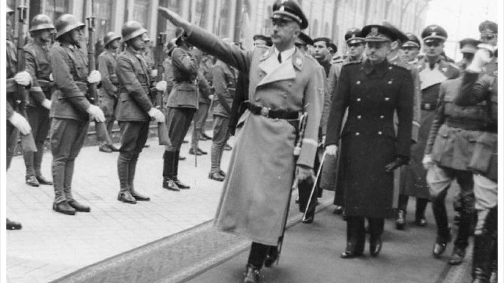 Himmler, pasando revista a las tropas a su llegada a la Estación del Norte de Madrid.