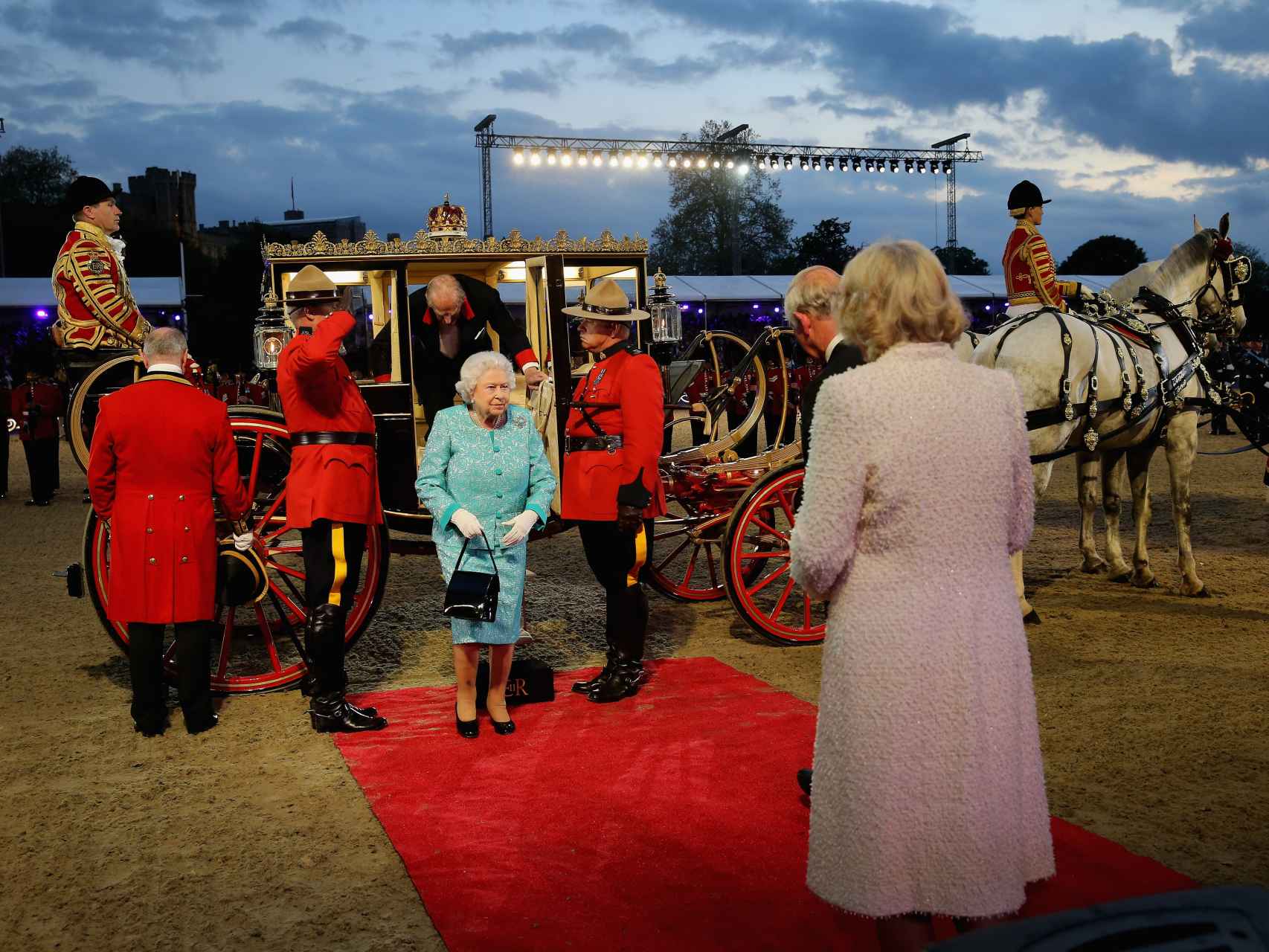 La reina Isabel II llegando en carroza al acto