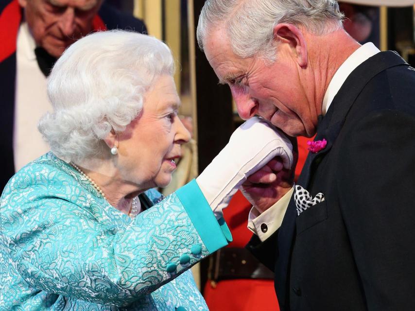 La reina Isabel II con su hijo el príncipe Carlos