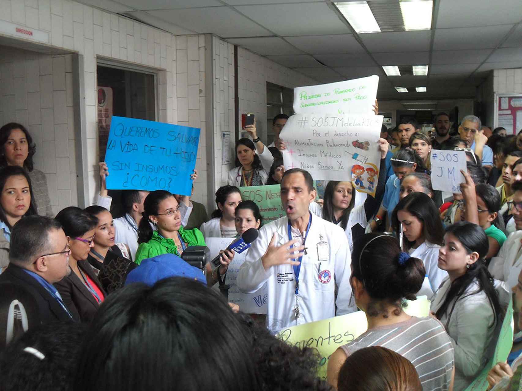 Médicos y pacientes del Hospital de Niños de Caracas protestan este lunes.
