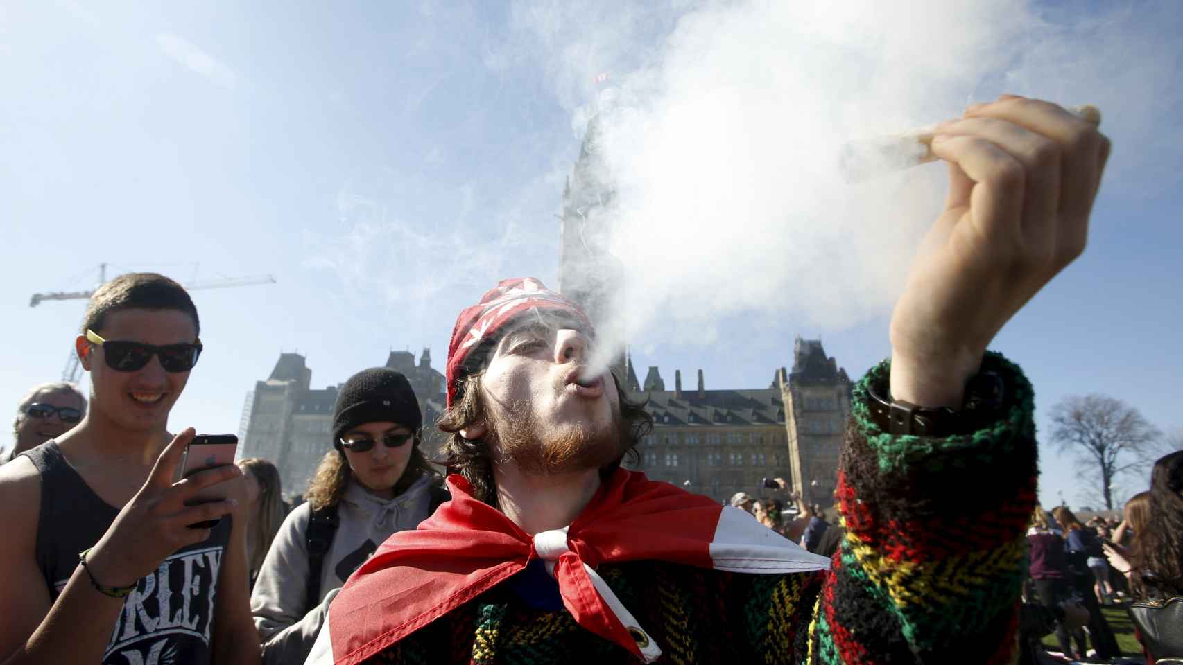 Un hombre fuma marihuana frente al Parlamento de Ottawa, en Canadá.