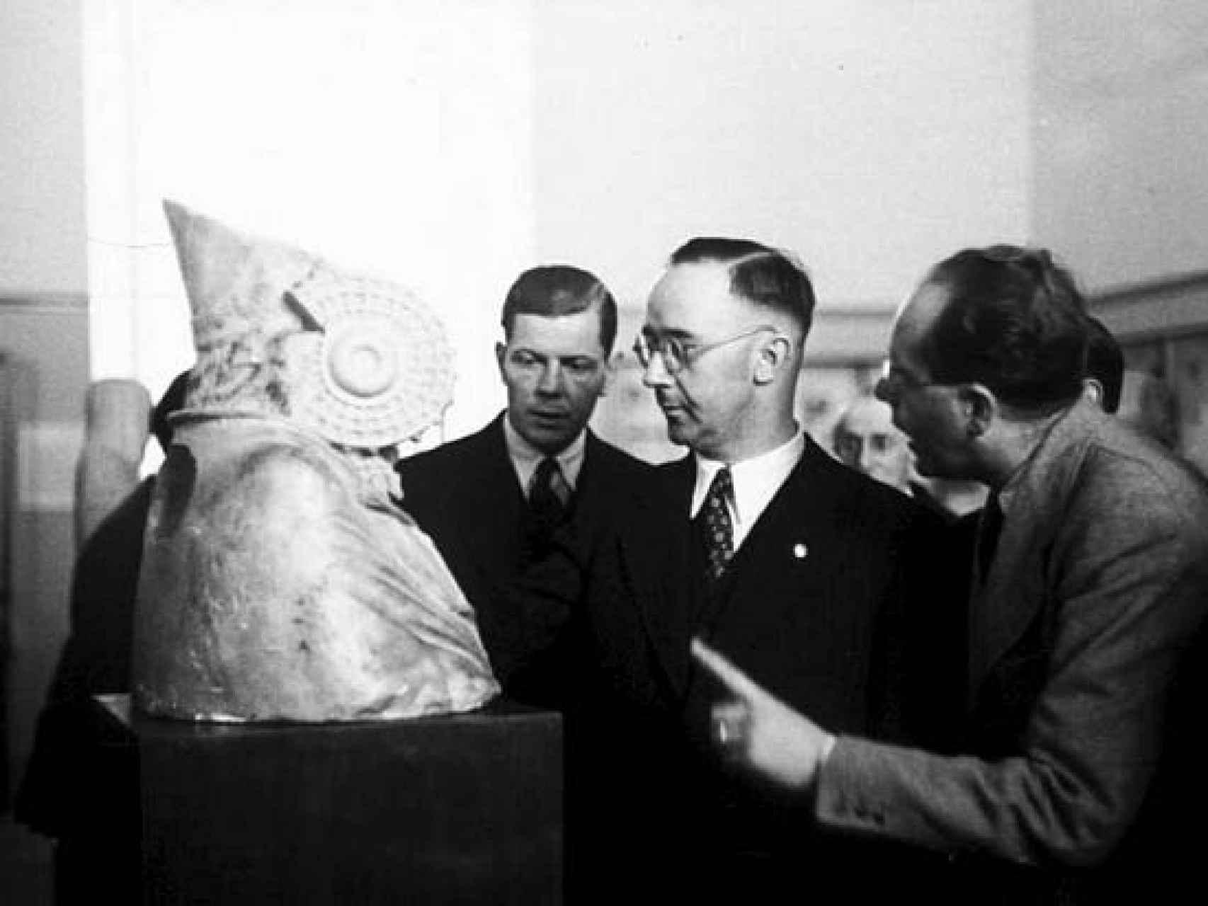 Himmler en su visita a España, ante la réplica de la Dama de Elche, en el Museo Arqueológico.