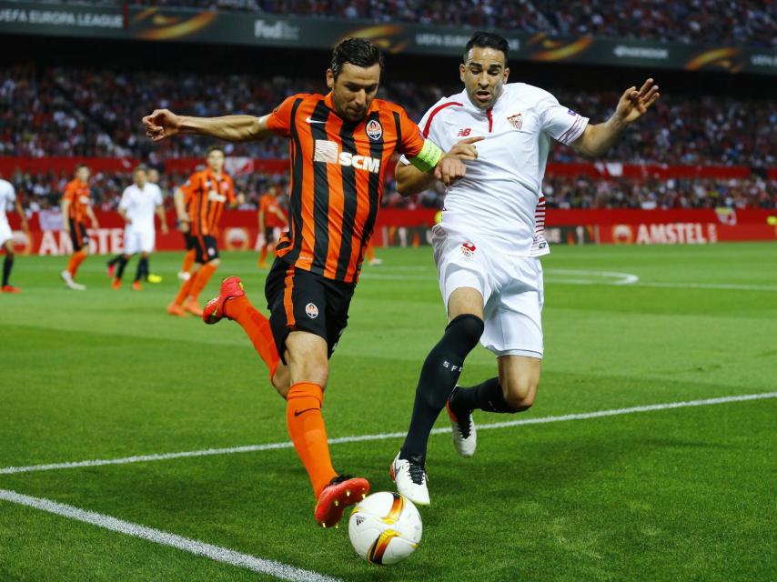 Darijo Srna pelea el balón contra Adil Rami en un partido de Europa League.