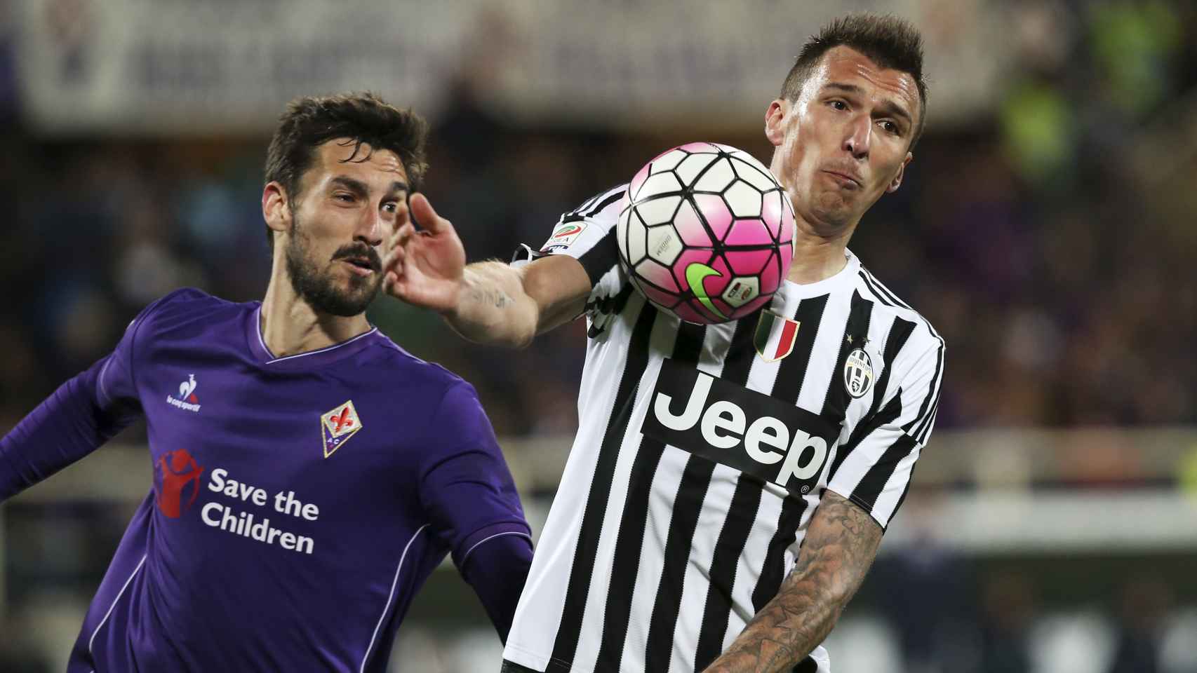 Mario Mandzukic en acción ante Davide Astori, de la Fiorentina.