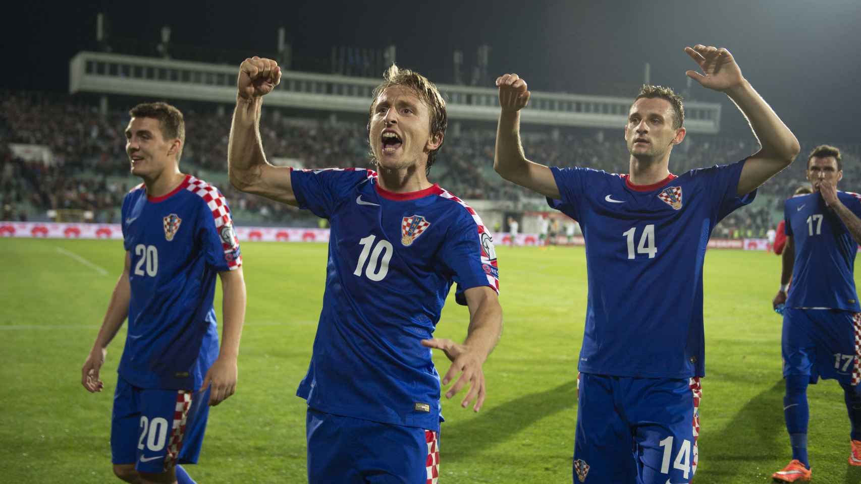 Kovacic y Modric, en primer plano, celebran una victoria de Croacia.