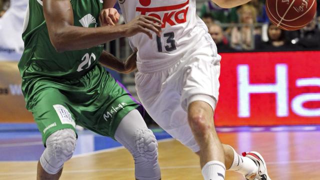 Sergio Rodríguez controla el balón ante Nelson, del Unicaja.