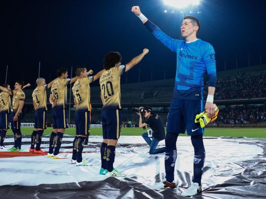 Formación clásica de Pumas mientras suena el himno de la universidad.