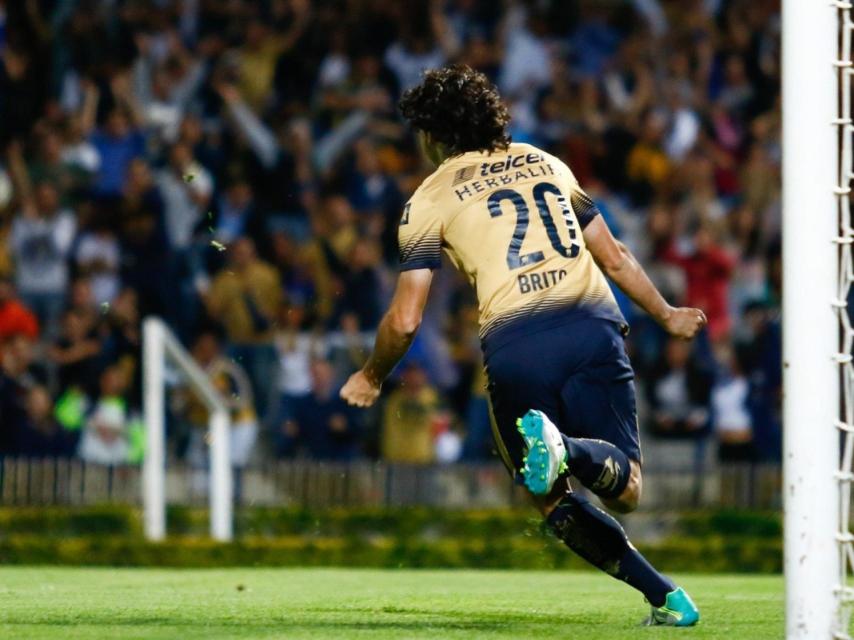 Matías Britos celebra un gol con Pumas.