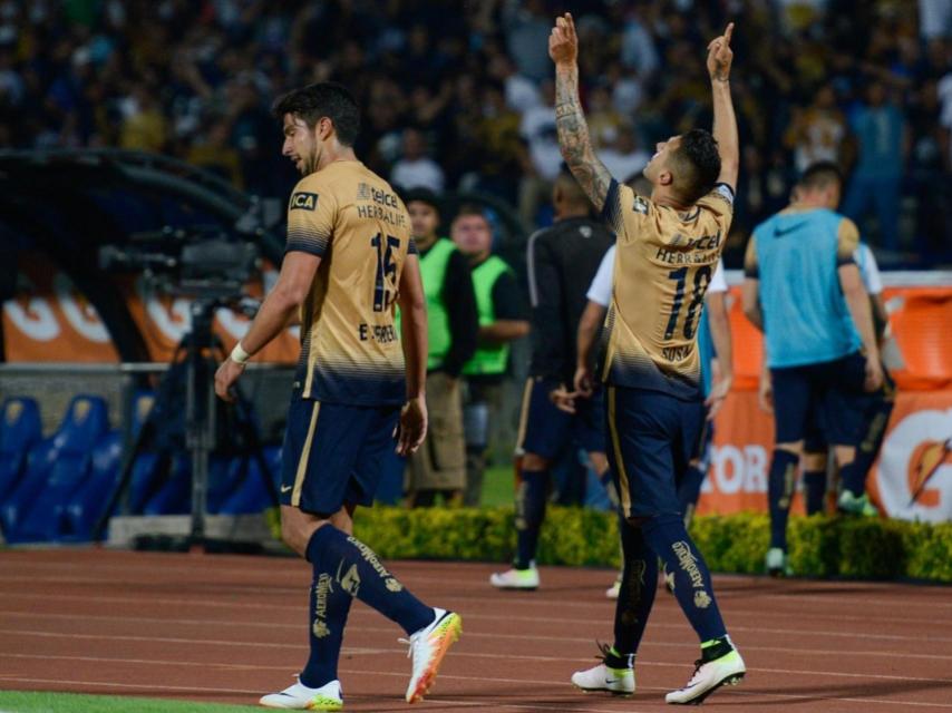 Herrera y Sosa celebran uno de los goles del equipo universitario.