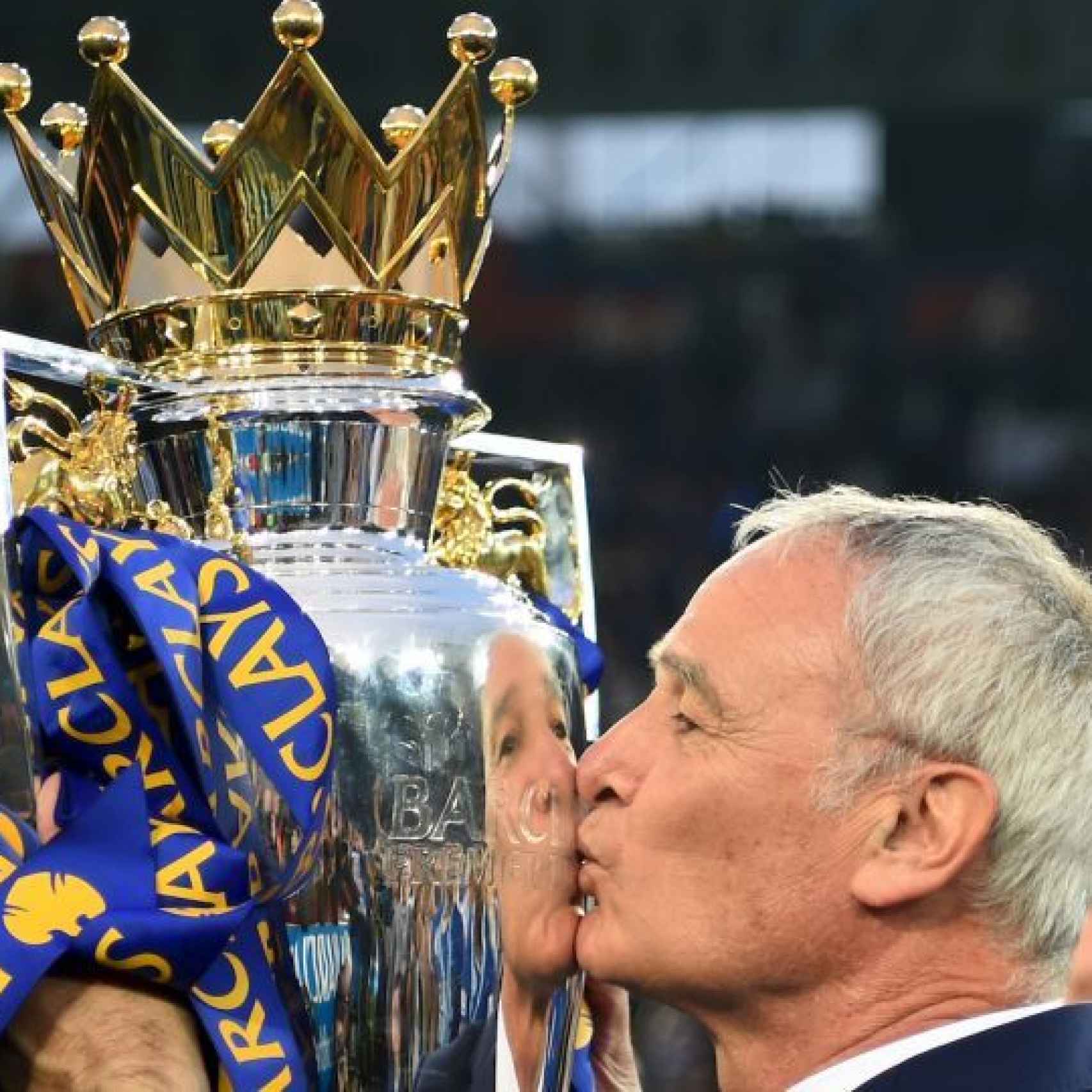 Ranieri besa la Copa de la Liga de Inglaterra