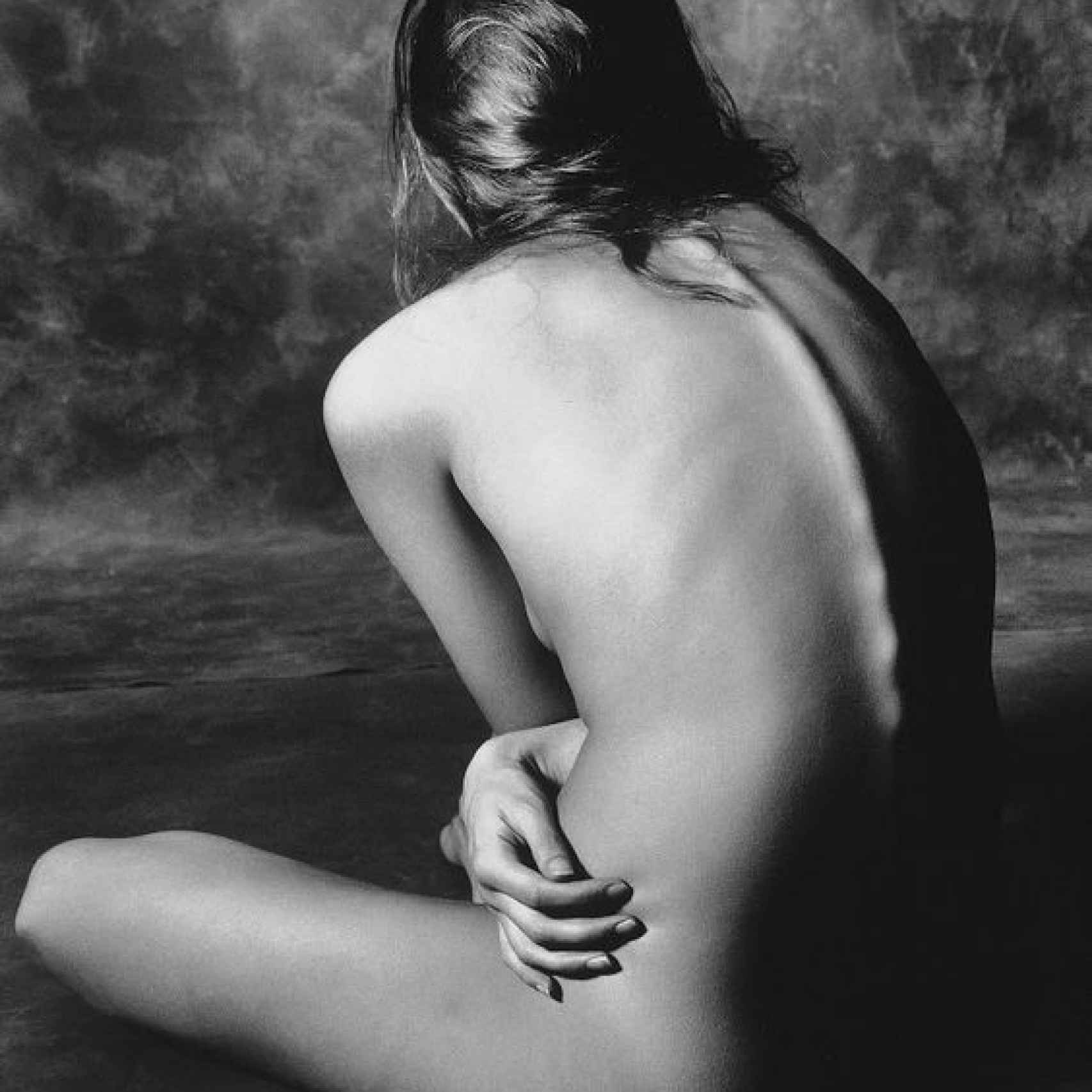 Kate Moss de espaldas fotografiada por Abert Watson en 1993