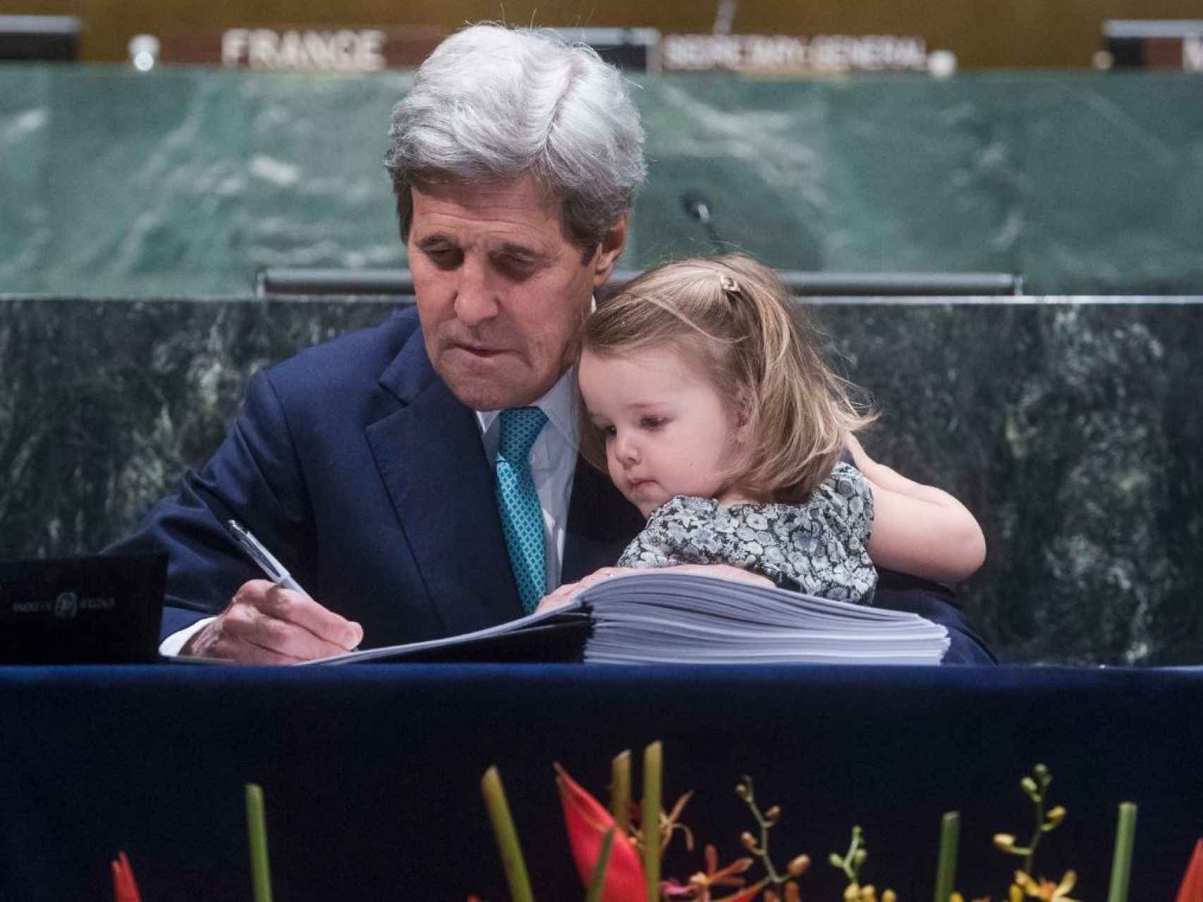 John Kerry firma el tratado del clima de París junto a su hija en la sede de la ONU.