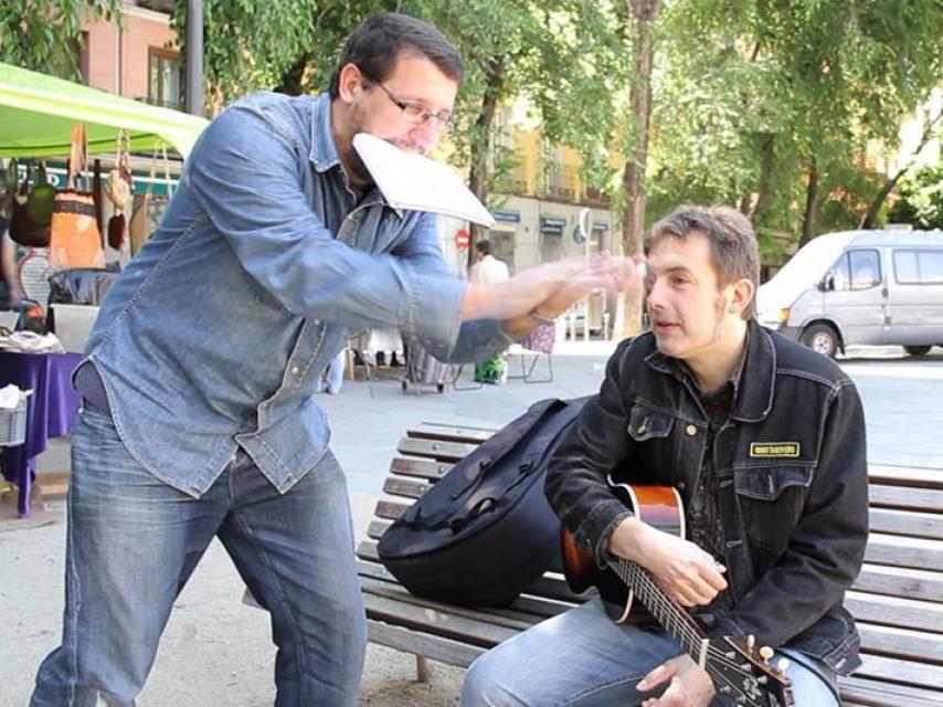 Hendrick Rover, de LosDeltonos, en pleno rodaje del documental.