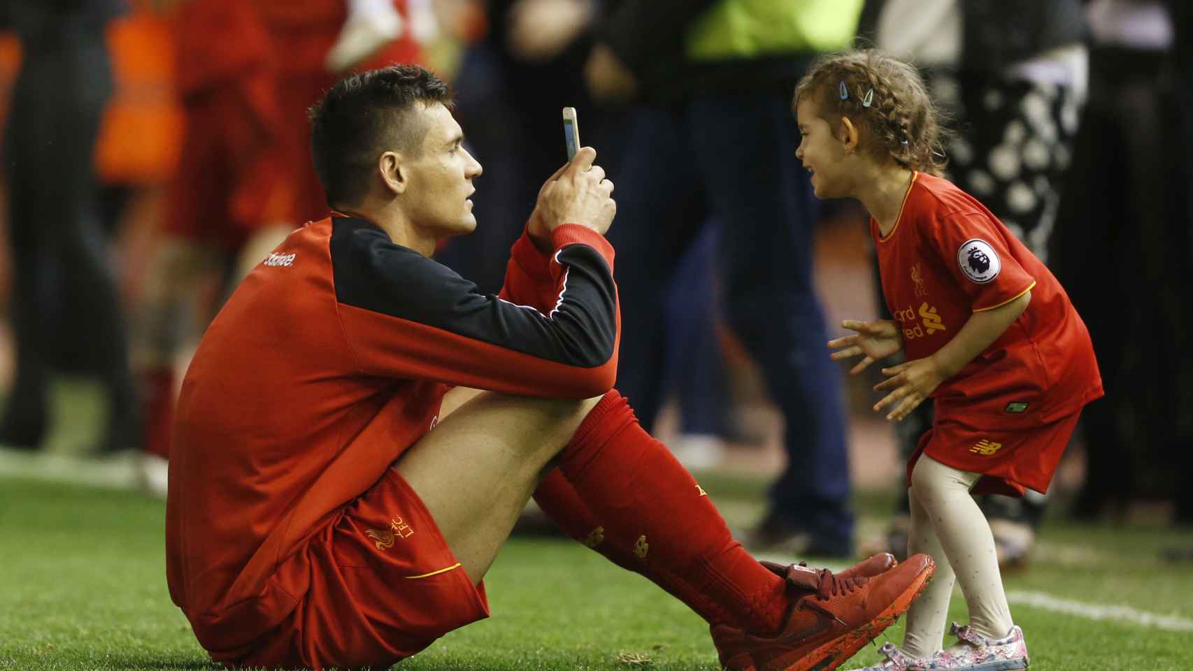 Dejan Lovren le hace una foto a su hija tras un partido con el Liverpool.