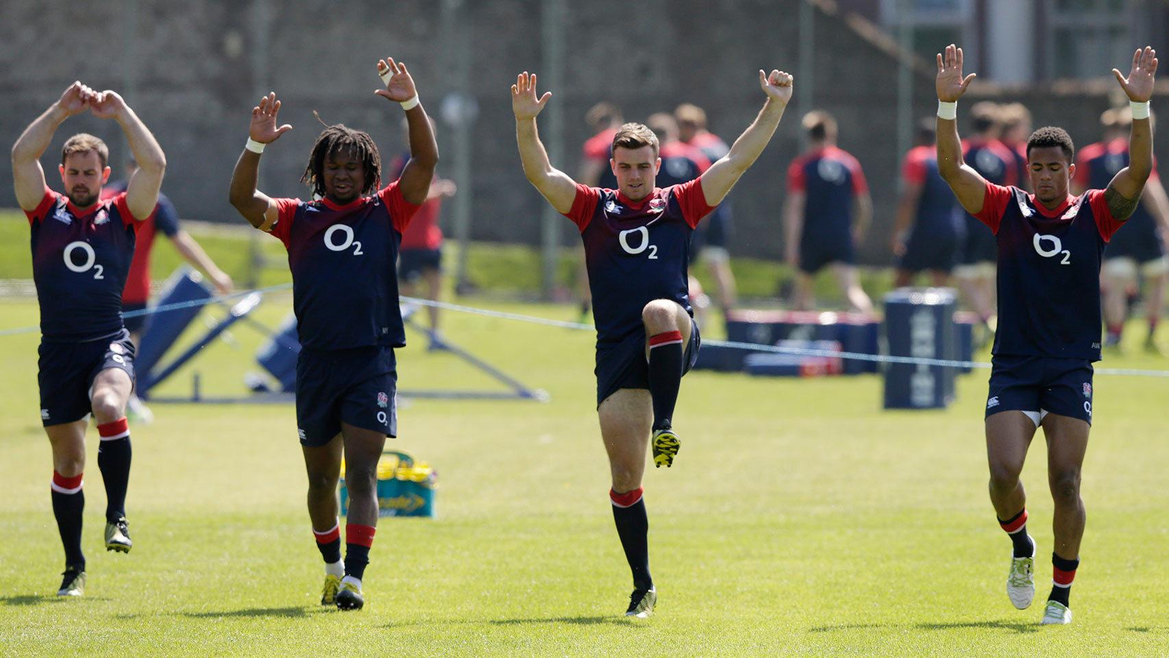 Marland Yarde, George Ford y Anthony Watson durante un entrenamiento de la selección inglesa de rugby.