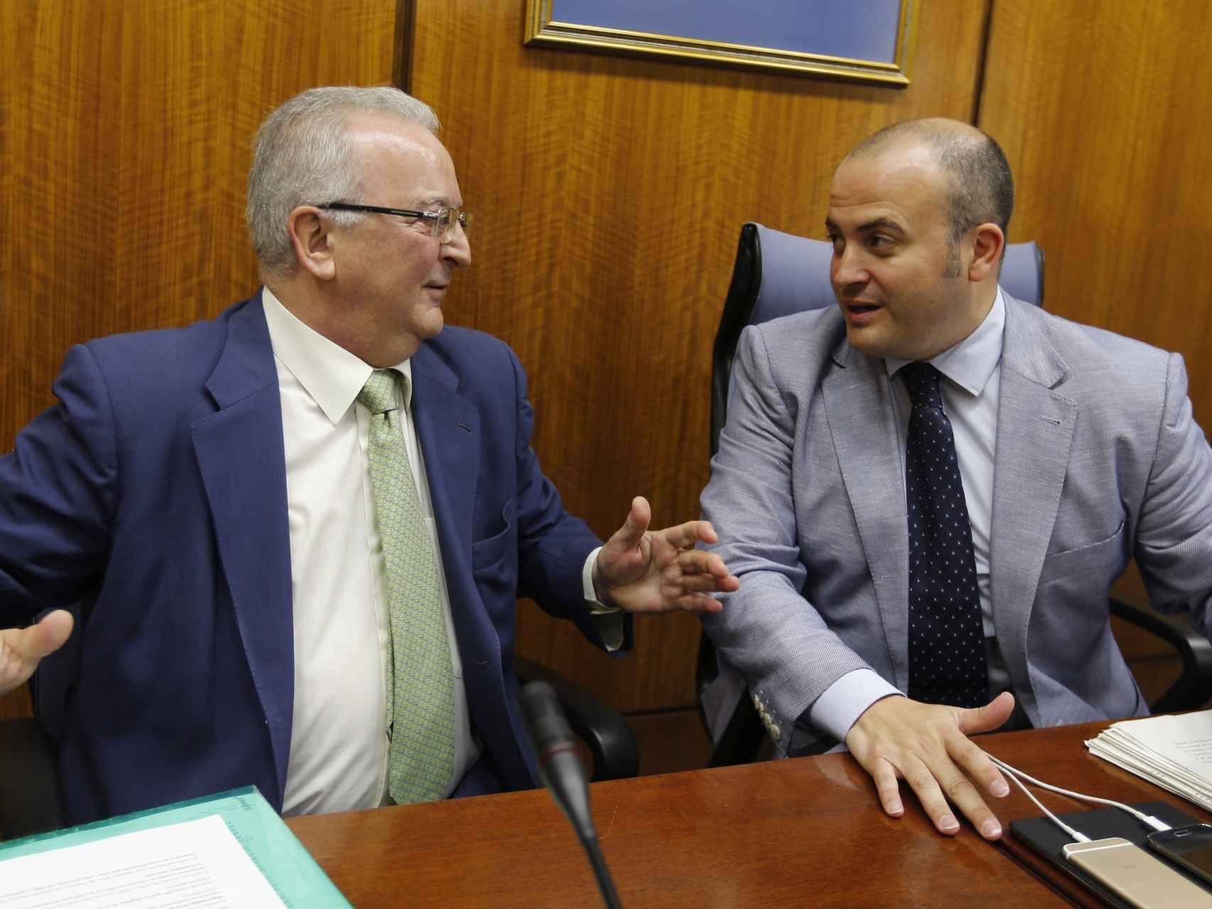 El exconsejero andaluz de Empleo, Antonio Fernández y el presidente de la comisión y diputado de Ciudadanos.