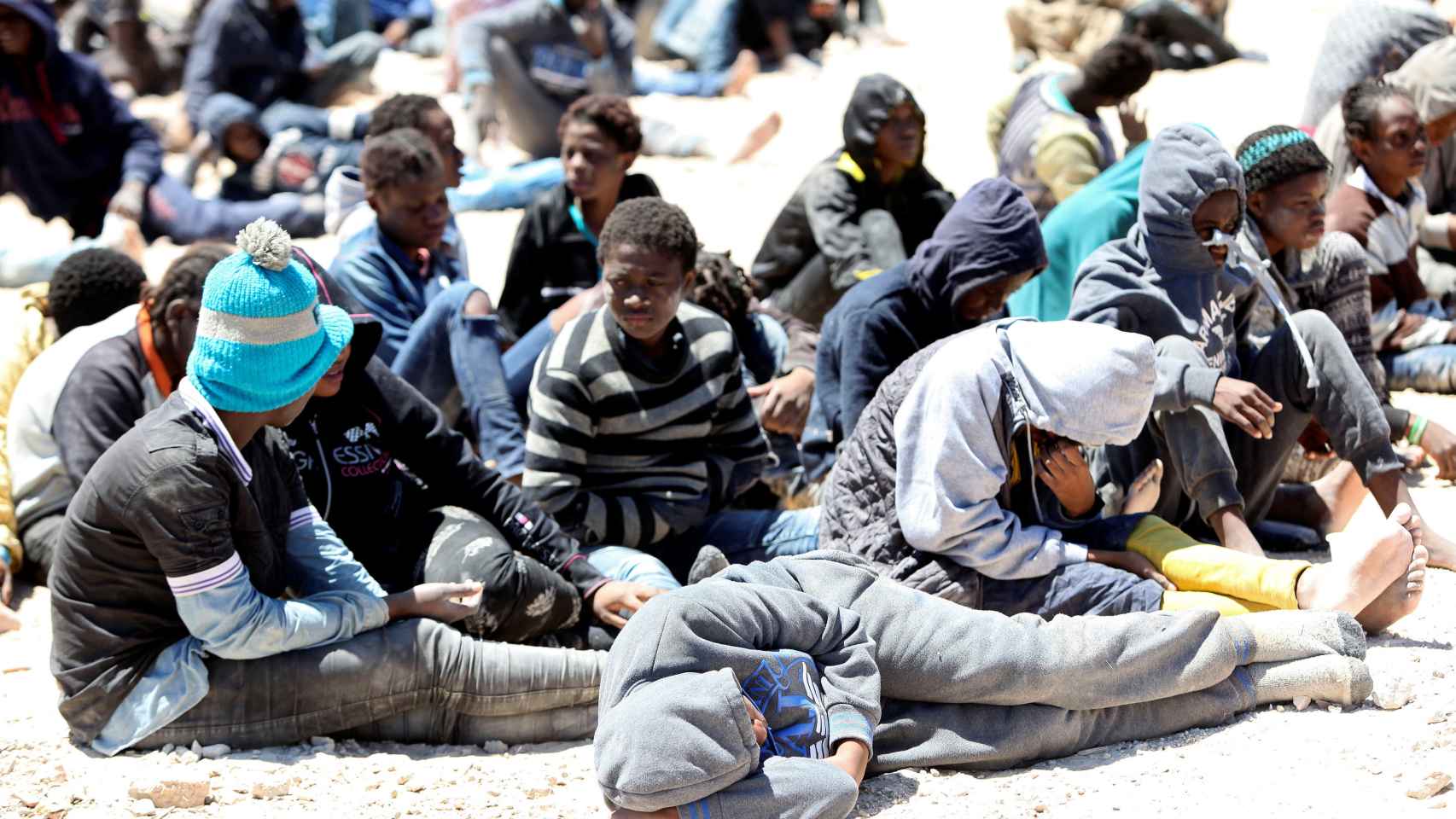 Un grupo de migrantes detenidos cuando trataban de cruzar de Libia a Europa