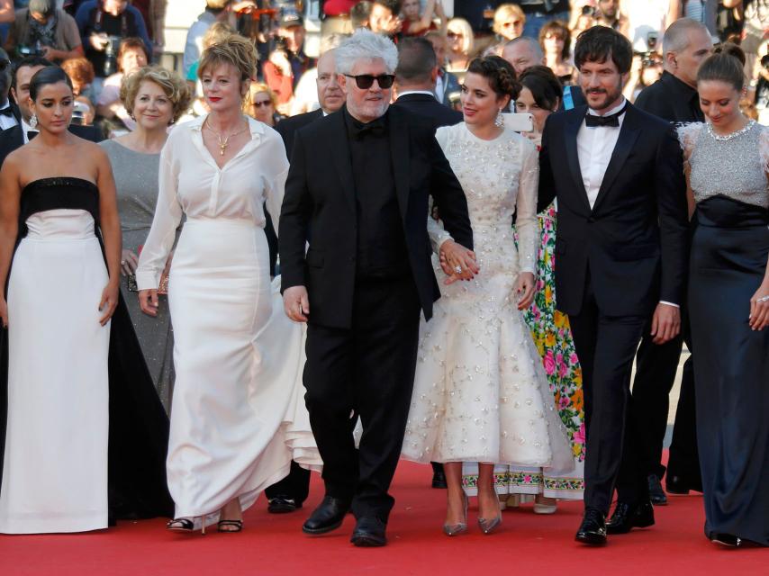 Pedro Almodóvar junto al reparto de Julieta en Cannes.