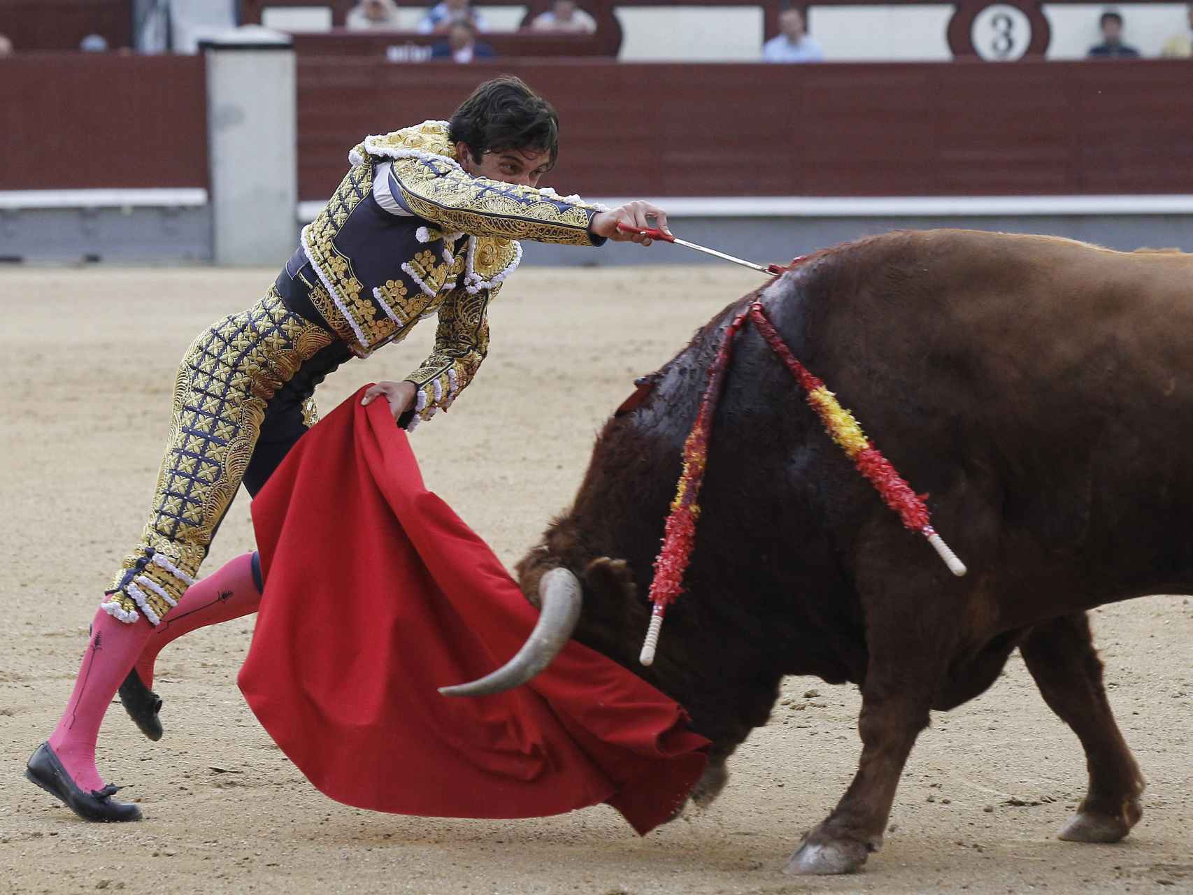 Juan del Álamo entra a matar a su segundo toro en la duodécima de feria.