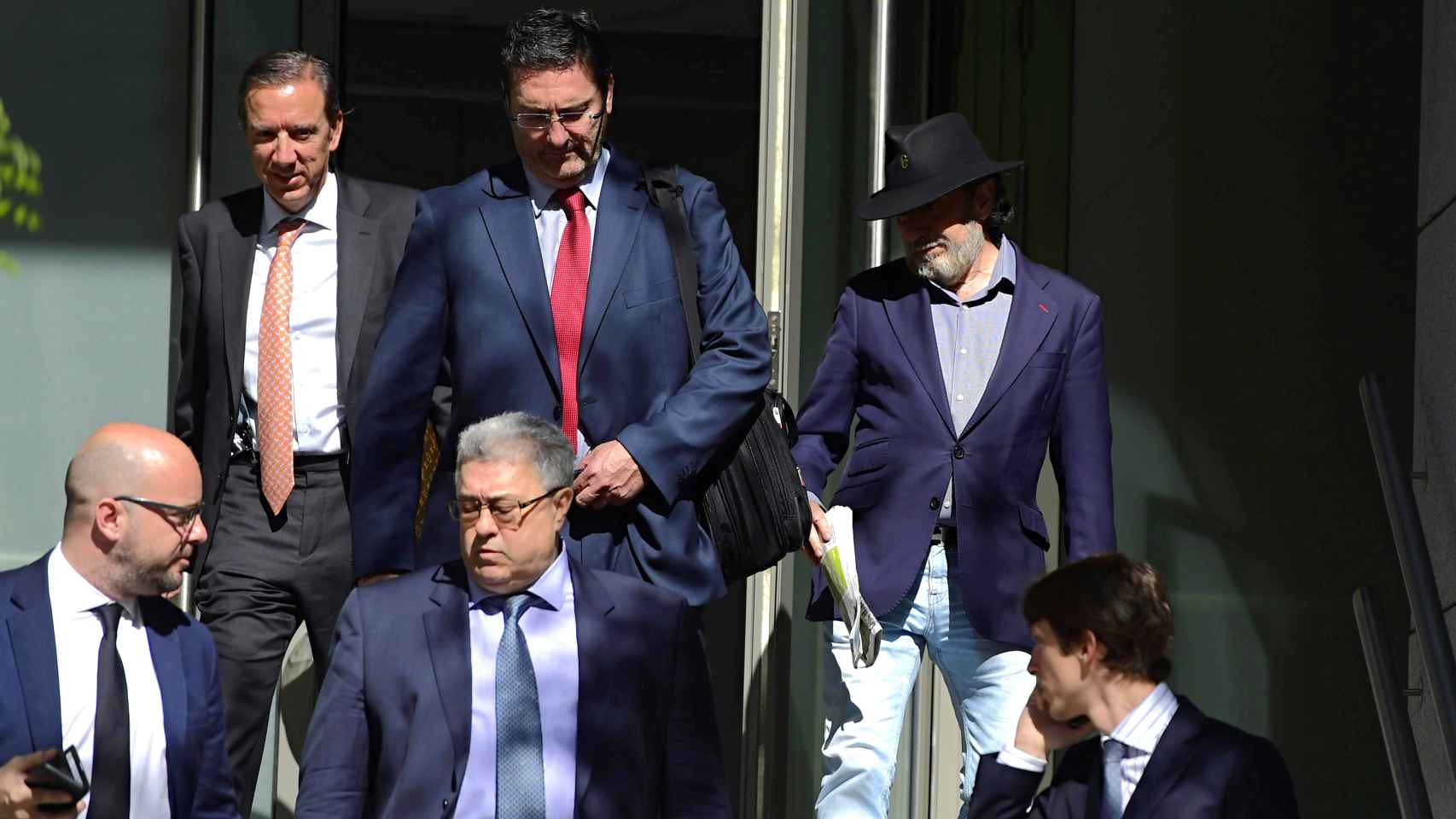 Fernando Peña, a la derecha, con sombrero, a su salida de la Audiencia Nacional