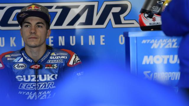 Maverick Viñales, sentado en el box del equipo Suzuki.