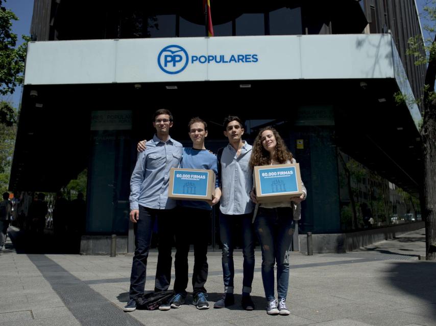 Miembros de la asociación Demos en la puerta de Génova 13.