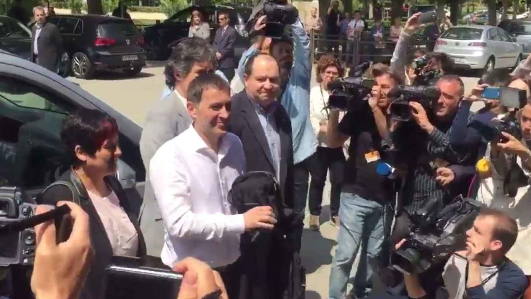Otegi llega en coche al Parlament de Cataluña