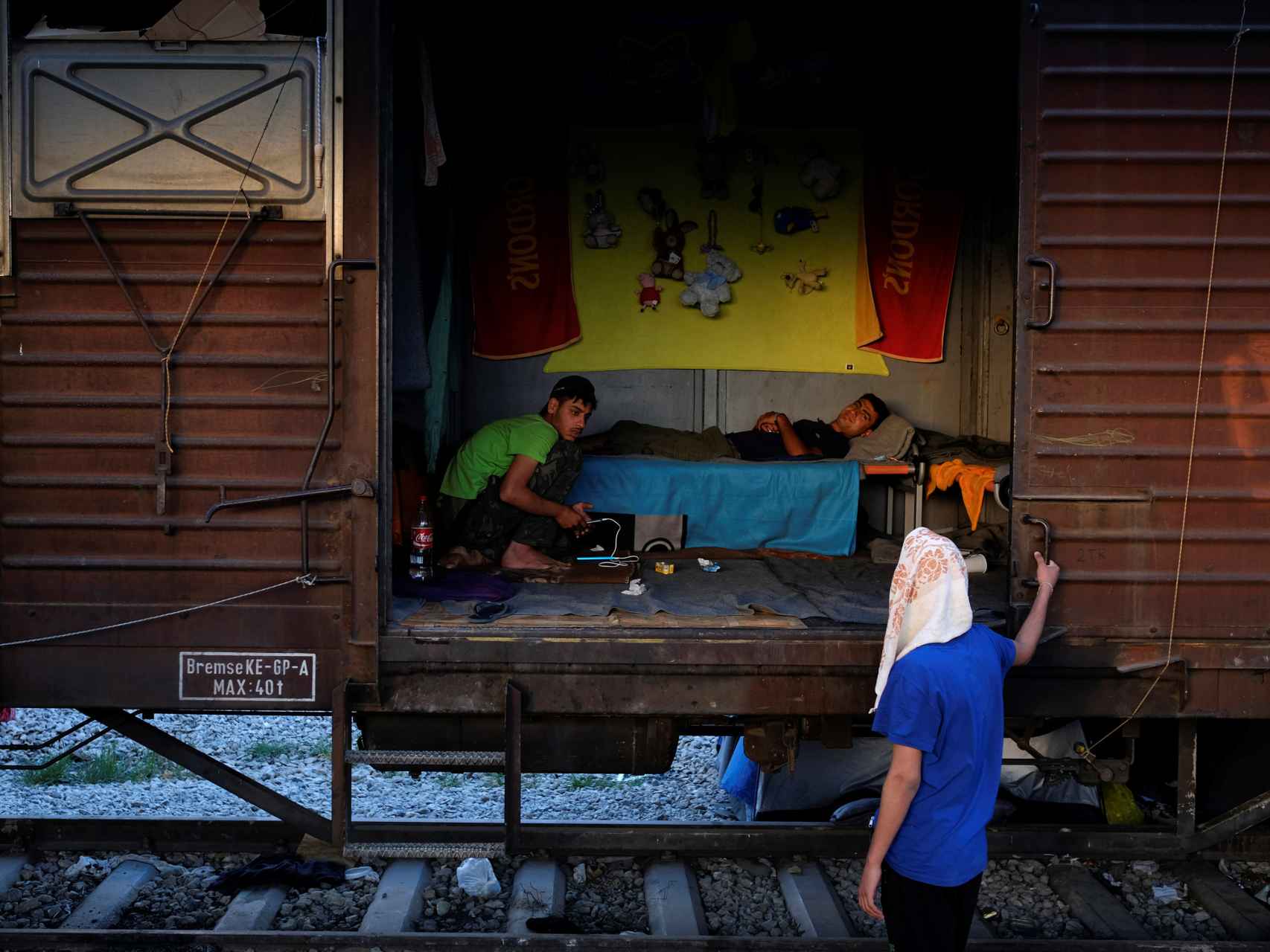 Migrantes charlan en un campamento de refugiados provisional en Idomeni (Grecia).