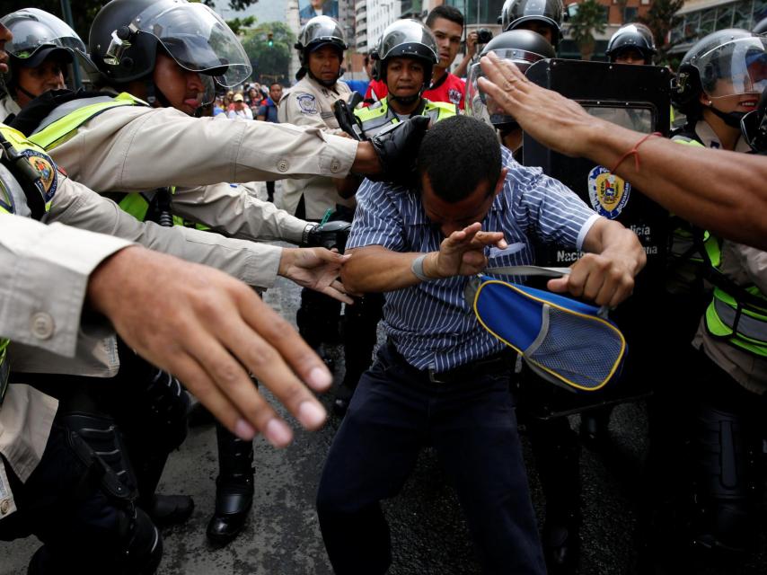 Un opositor es golpeado por los guardias durante los tensos momentos vividos en Caracas.