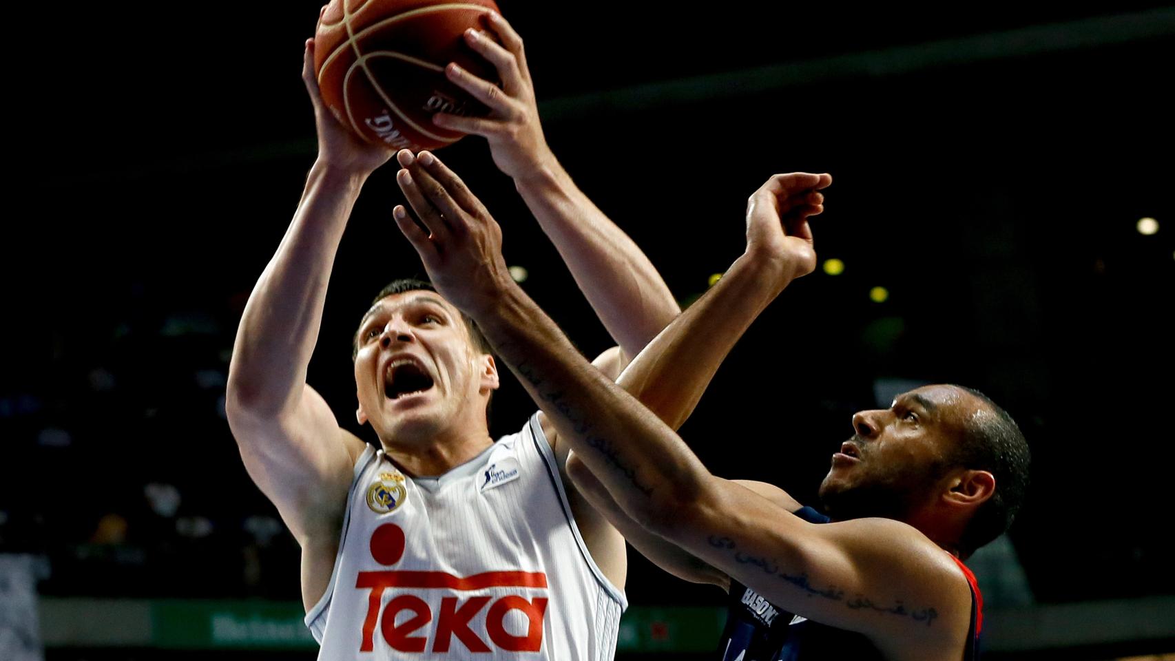 Jonas Maciulis intenta anotar ante Adam Hanga.