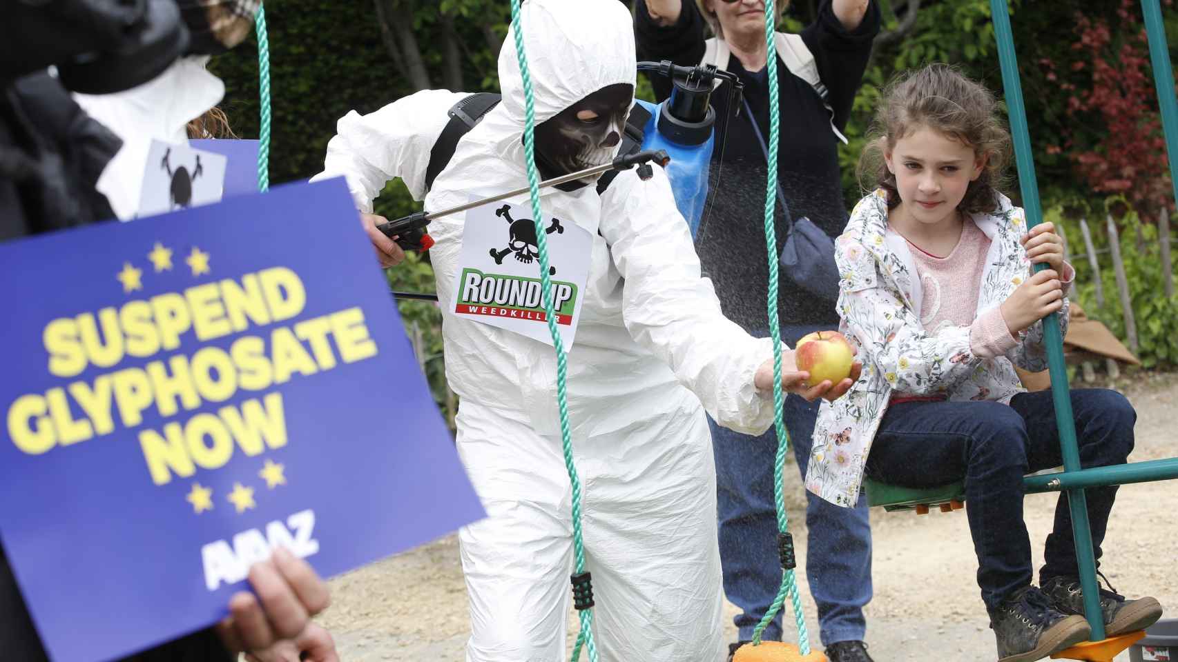Activiztas de Avaaz protestan contra el uso de pesticidas con glifosato en Bruselas.