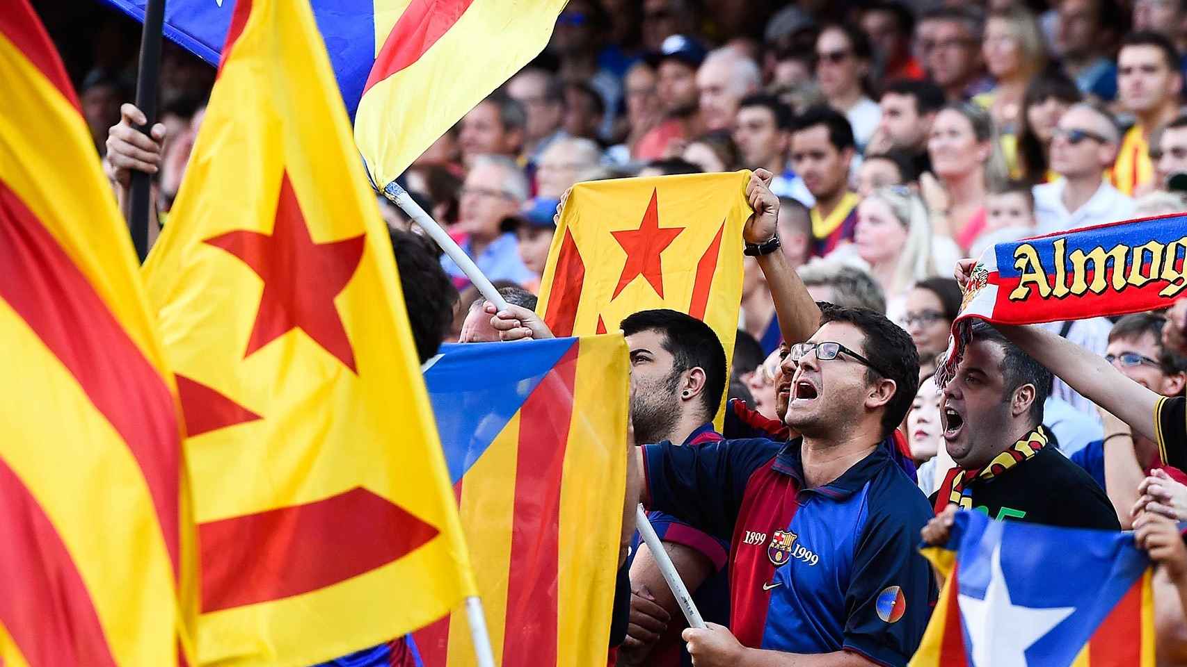 Seguidores del Barça enarbolan banderas independentistas.
