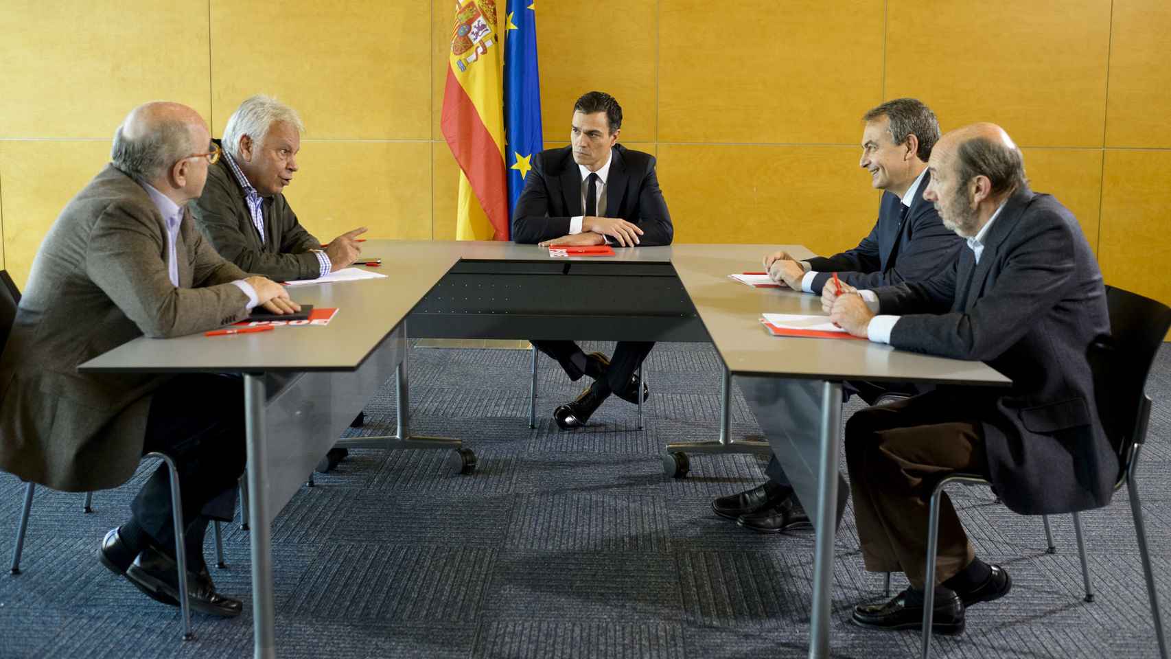 Los exsecretarios generales, con Sánchez en noviembre en Madrid.