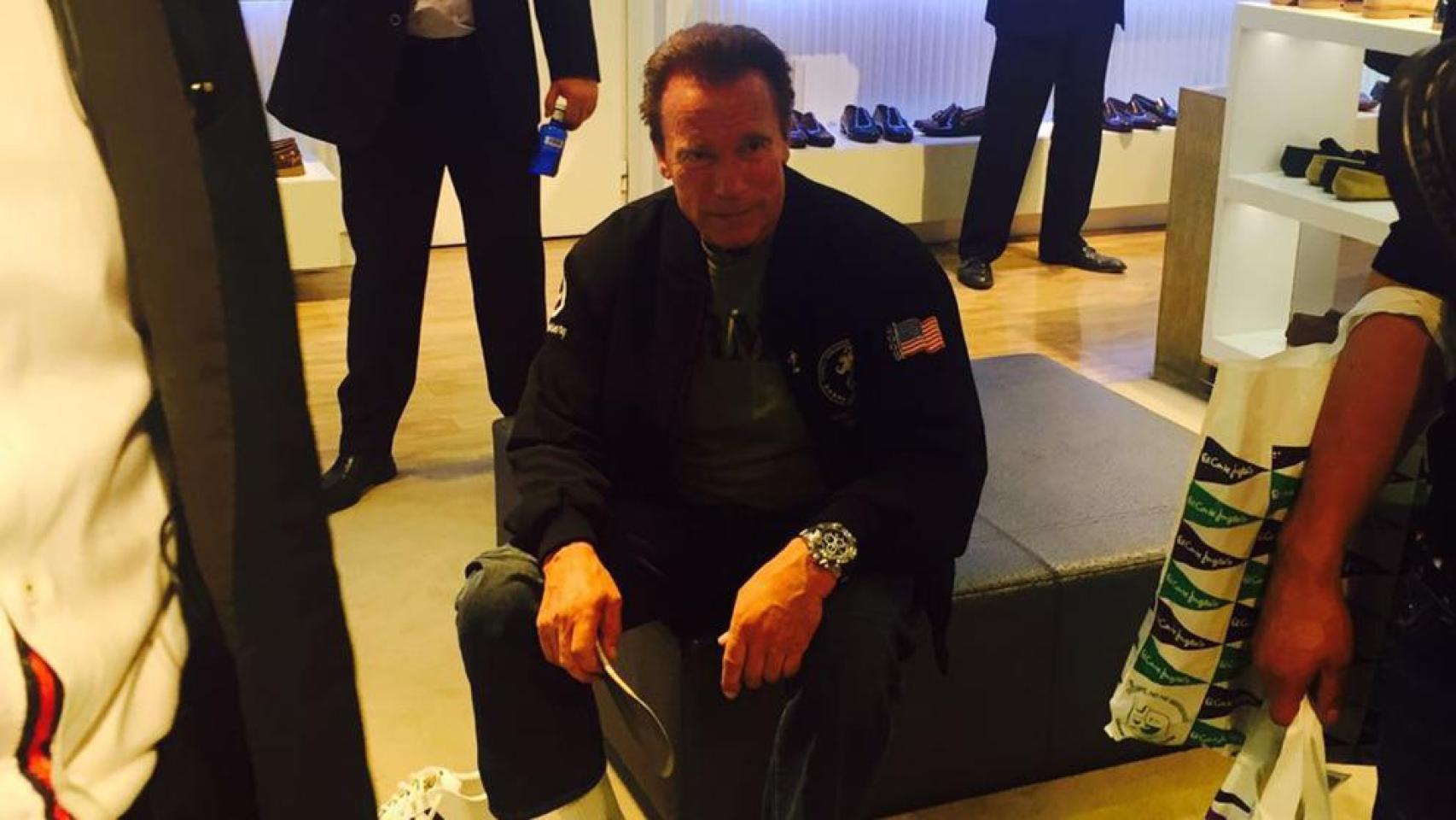 Arnold Schwarzenegger comprándose unos zapatos en El Corte Inglés de Barcelona