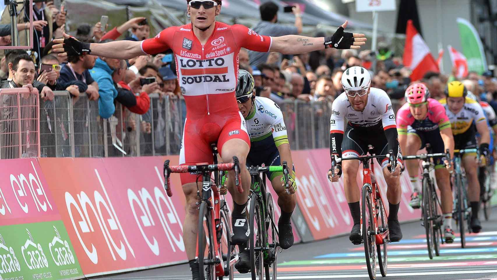 Greipel celebra su victoria en la 12ª etapa del Giro.