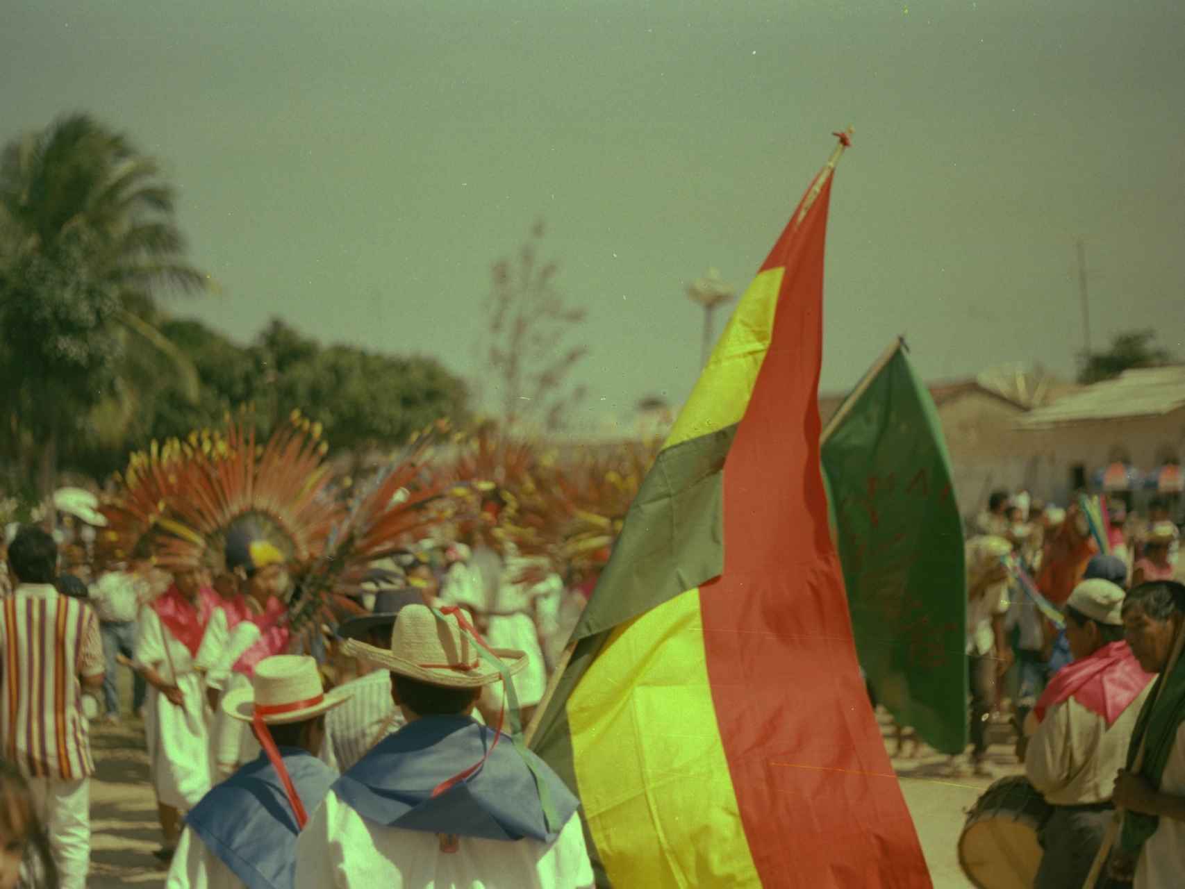 Un desfile en Bolivia fotografiado por uno de los expedicionarios en 1996.