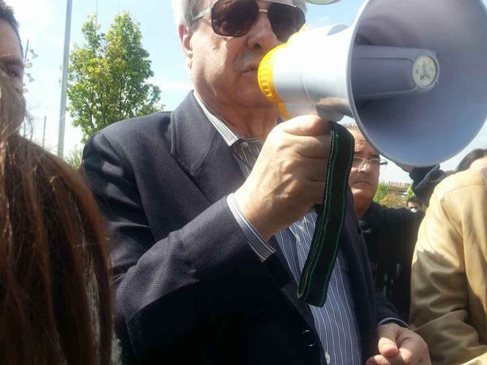 Francisco Hernando, con el altavoz en mano, durante la reunión vecinal celebrada en Seseña el domingo 15 de mayo.