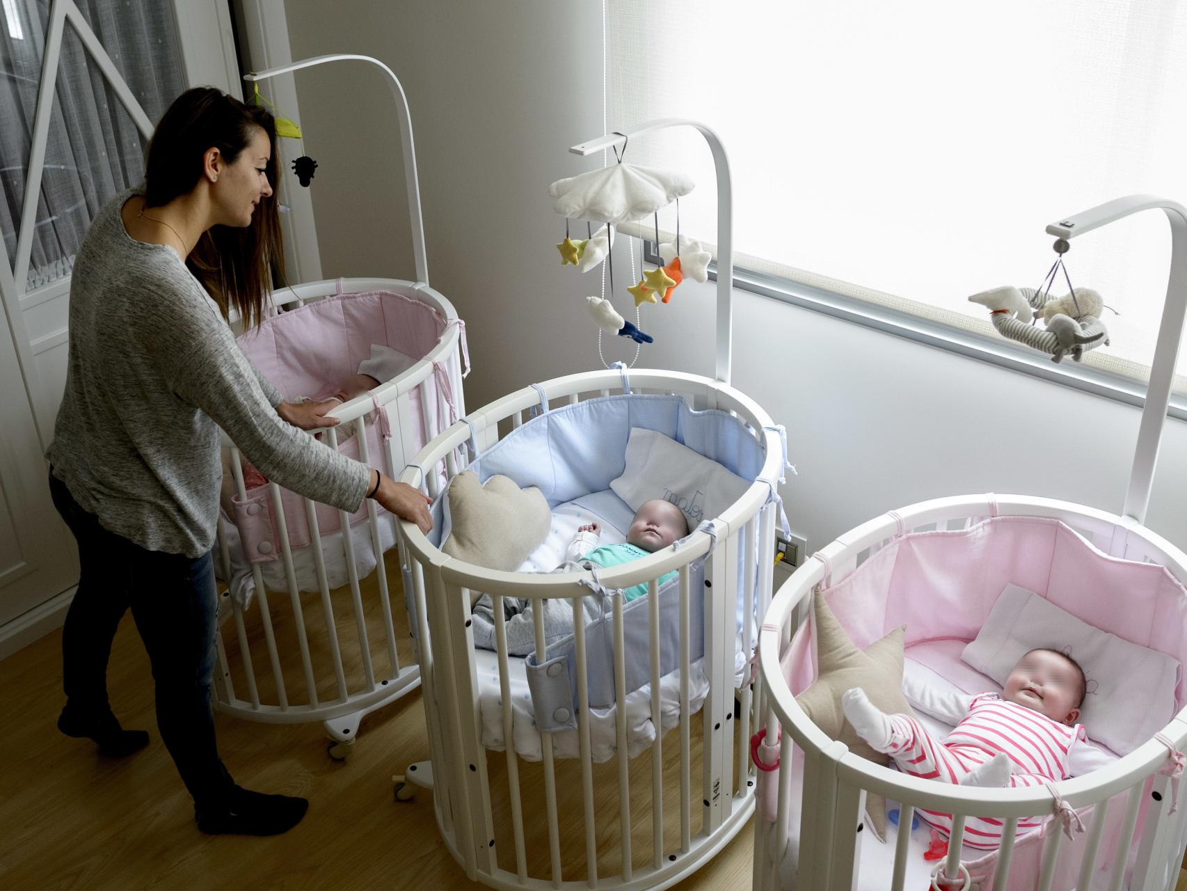 Natalia con sus tres hijos, dos de ellos nacidos por gestación subrogada.