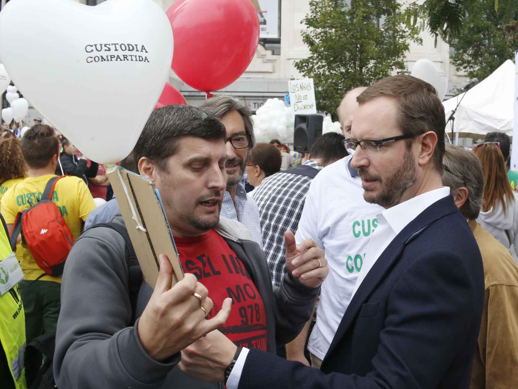 Maroto durante la concentración Custodia compartida derechos de los hijos en octubre de 2015.