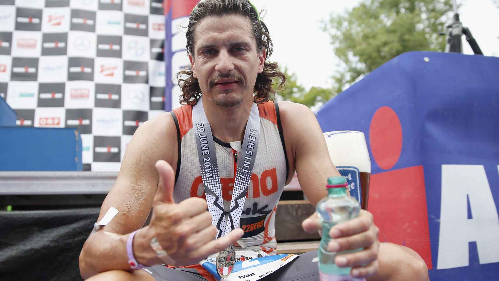 Iván Raña celebra a su llegada en el Ironman de Austria en 2014.