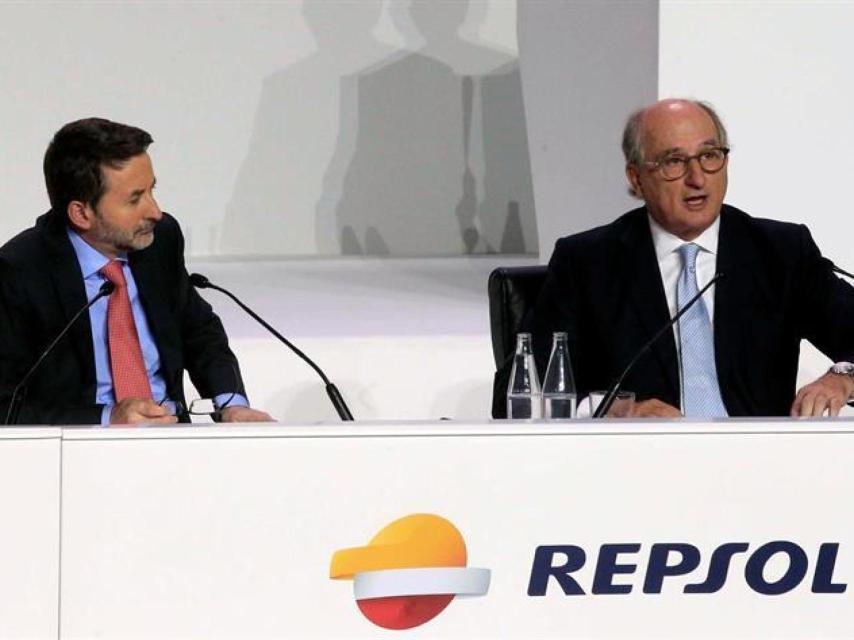 Josu Jon Imaz y Antonio Brufau en la junta de Repsol