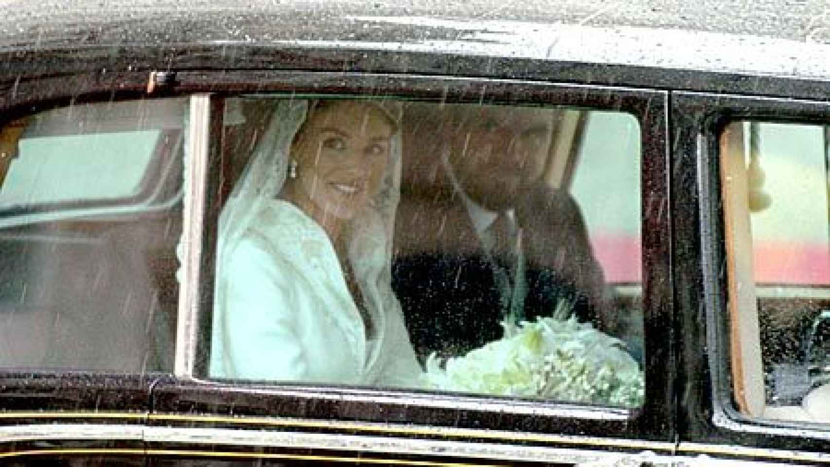 Doña Letizia y su padre en el Rolls Royce el día de la lluviosa boda