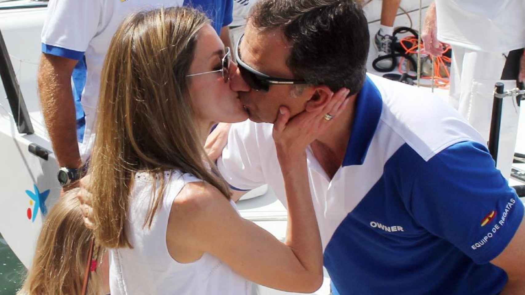 Tras este beso en el puerto de Palma de Mallorca, la Reina desapareció con sus hijas