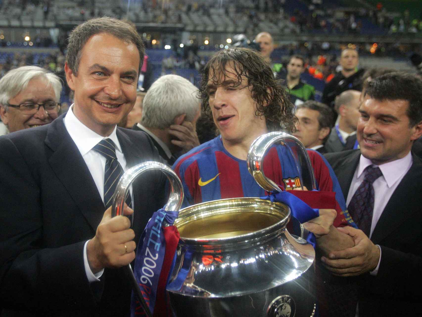 Zapatero alzando la Copa con Puyol en la final de la Champions League