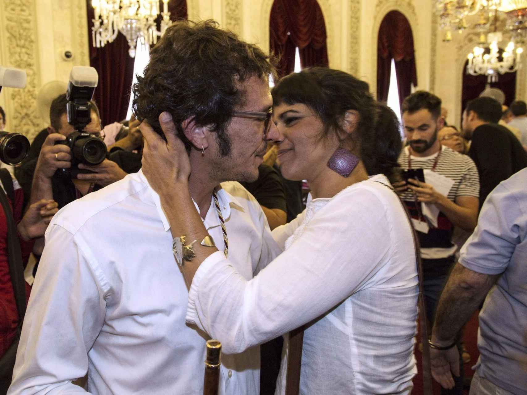 La líder de Podemos en Andalucía, Teresa Rodríguez, y el alcalde de Cádiz.
