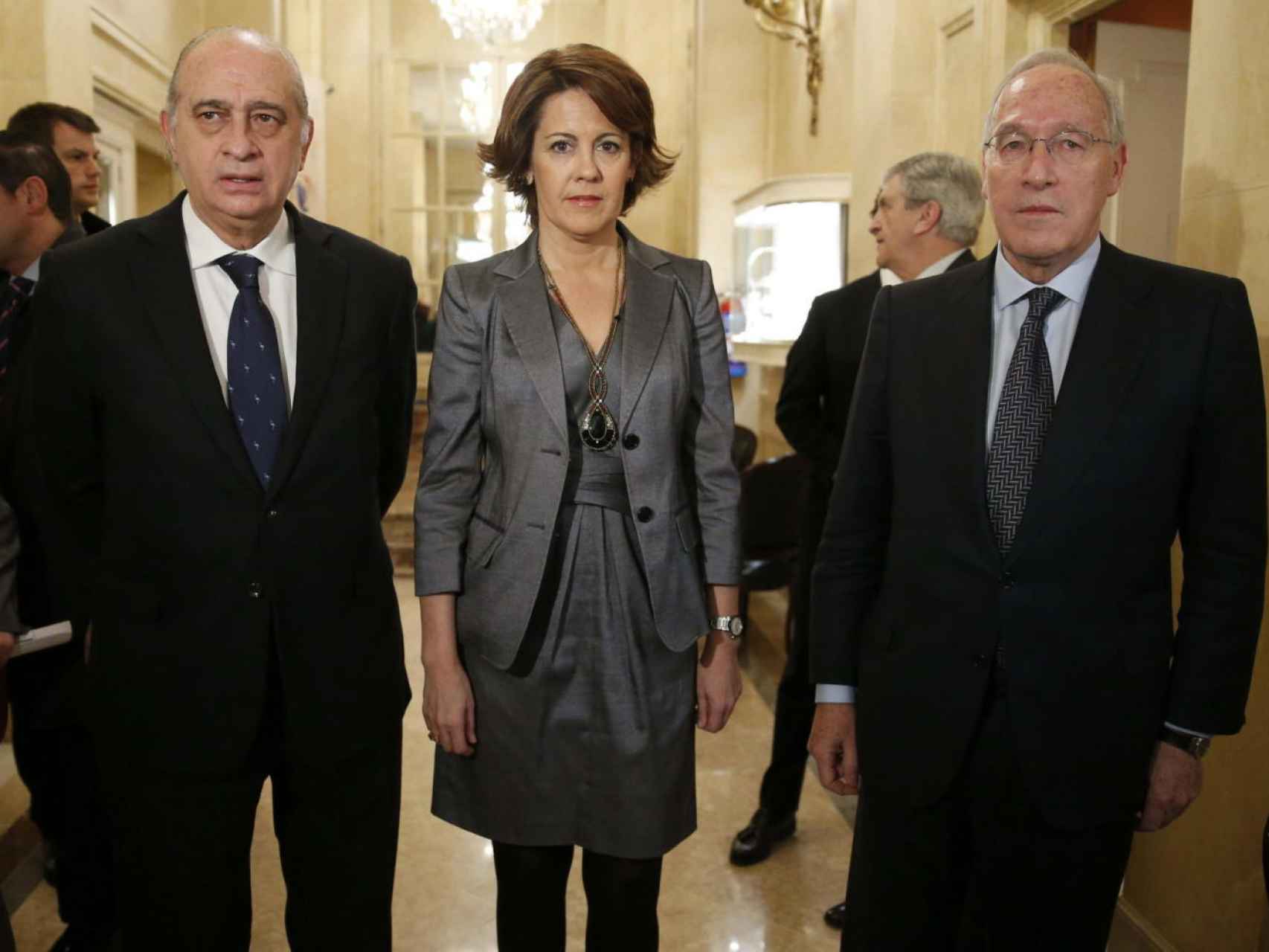 Yolanda Barcina acompañada por el ministro del Interior, Jorge Fernández Díaz y Manuel Pizarro en el desayuno informativo de la tribuna Fórum Europa en 2014