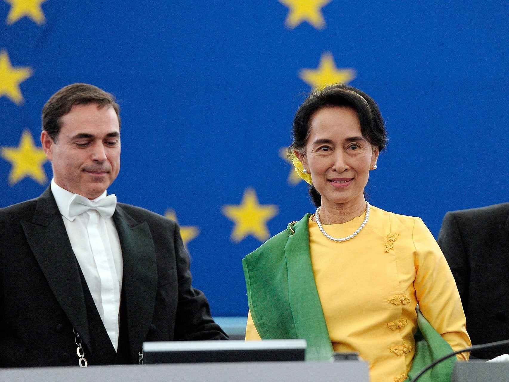Juan Carlos acompañó a Suu Kyi cuando recibió el premio Sajárov del Parlamento Europeo en 2013